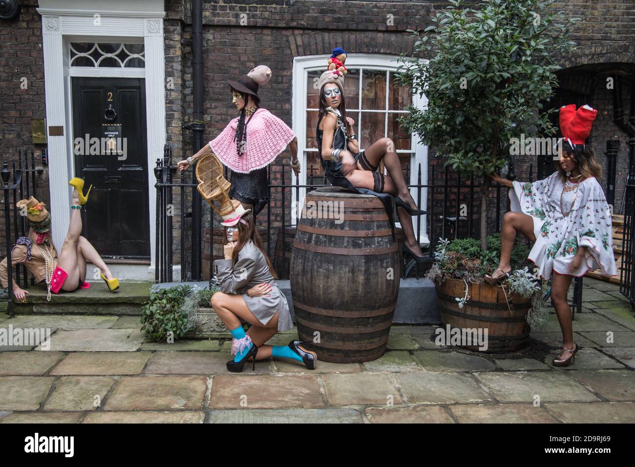 Londra UK 07 novembre 2020 al fine di mantenere le distanze sociali, Pierre Garroudi, ha fatto una passeggiata per le strade di Londra runway show.Paul Quezada-Neiman/Alamy Live News Foto Stock