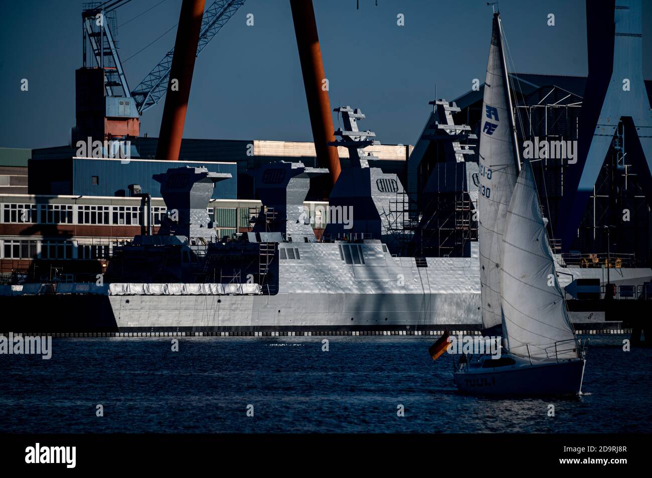 Kiel, Germania. 07 novembre 2020. Una corvette di classe Sa'ar 6 è ancorata al cantiere navale tedesco. Israele ha ordinato un totale di quattro corvette con tecnologia furtiva di questo tipo da ThyssenKrupp Marine Systems (TKMS) nella capitale di Schleswig-Holstein. Credit: Axel Heimken/dpa/Alamy Live News Foto Stock