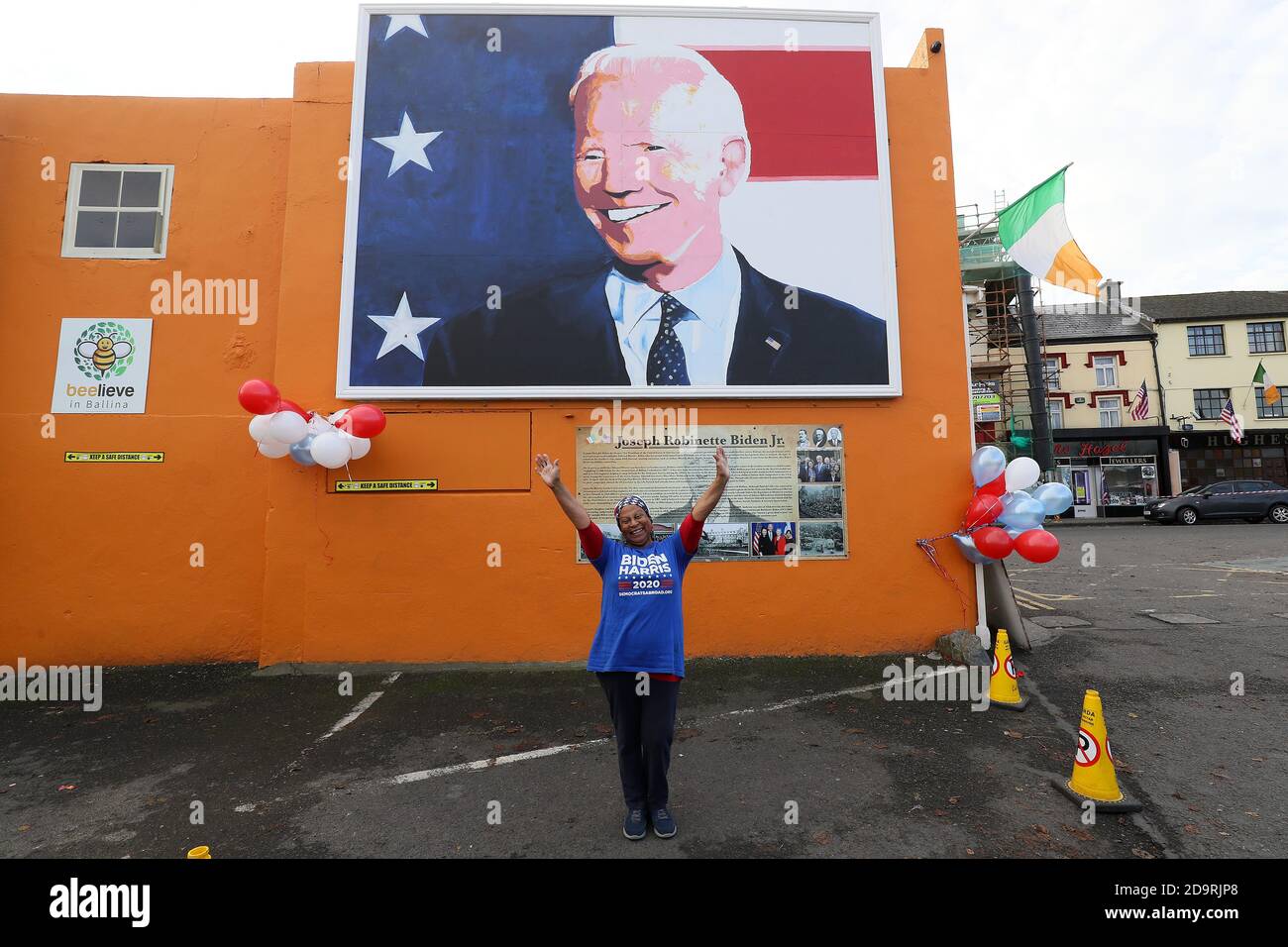 Beryl McCrainey Slevin, originario della California, a Ballina, Co. Mayo, Irlanda, mentre i residenti iniziano le celebrazioni nella casa ancestrale del candidato presidenziale americano Joe Biden in previsione dei risultati delle elezioni americane come Biden si avvicina alla vittoria su Donald Trump. Foto Stock