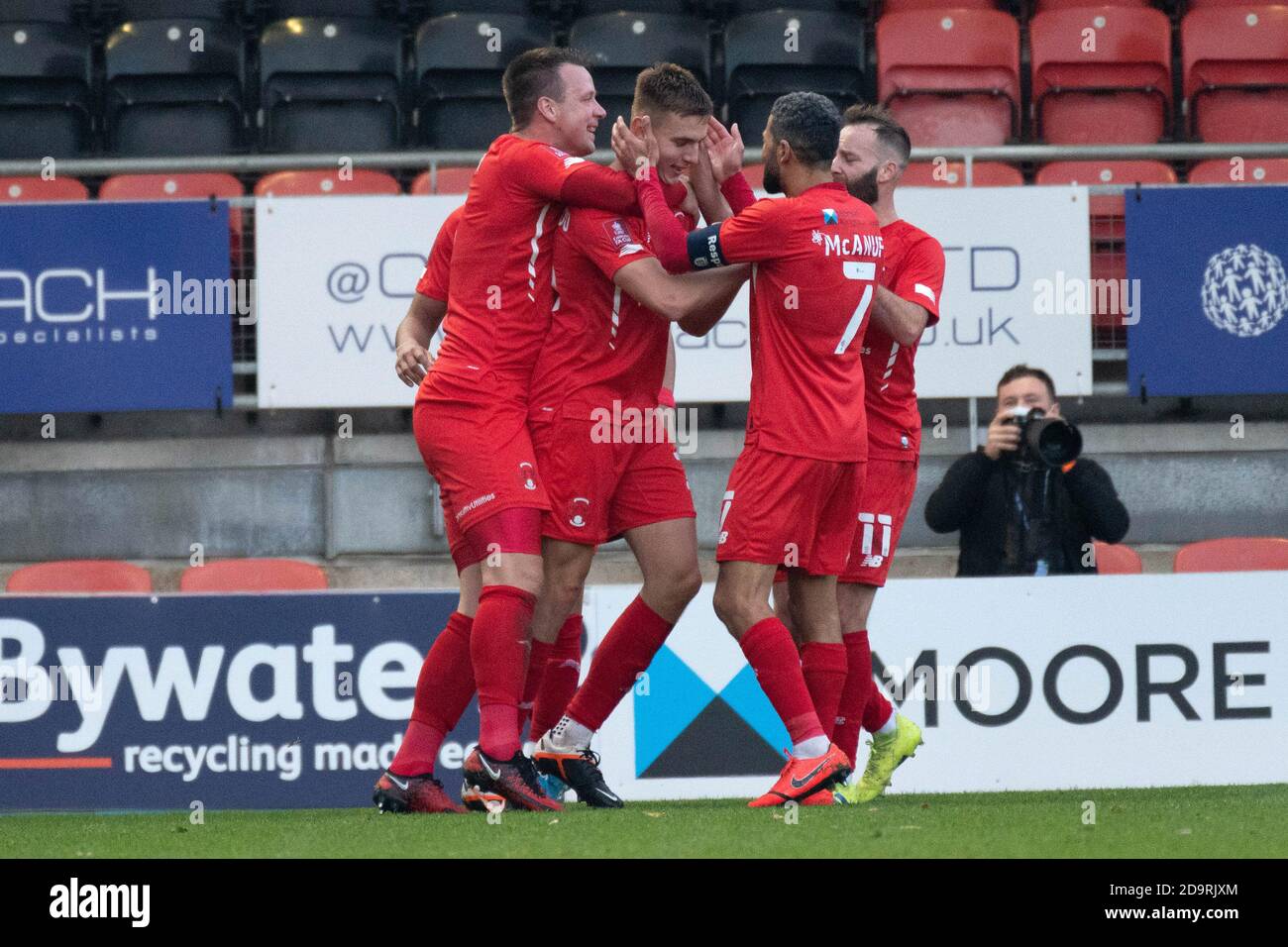 Londra, Regno Unito. 07 novembre 2020. Hector Kyprianou di Leyton Orient (c) festeggia con i suoi compagni di squadra dopo aver ottenuto il primo goal. Emirates fa Cup, 1° round match, Leyton Orient contro Newport County al Breyer Group Stadium di Leyton, Londra sabato 7 novembre 2020. Questa immagine può essere utilizzata solo per scopi editoriali. Solo per uso editoriale, è richiesta una licenza per uso commerciale. Nessun uso in scommesse, giochi o un singolo club/campionato/giocatore publications.pic by Credit: Andrew Orchard sports photography/Alamy Live News Foto Stock