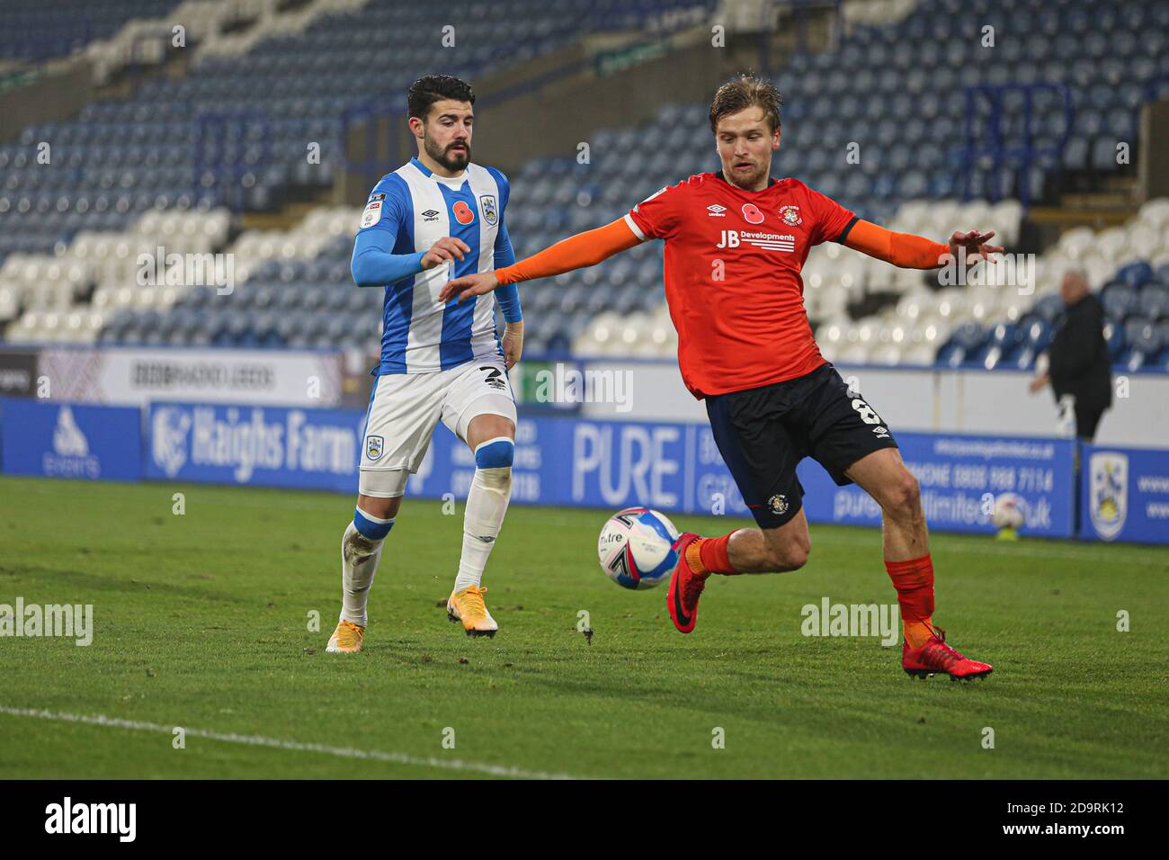 Huddersfield, Regno Unito. 7 Nov 2020. Il Pipa di Huddersfield Town (2) segue da vicino Luke Berry di Luton Town (8) durante la partita del campionato Sky Bet tra Huddersfield Town e Luton Town allo stadio John Smith, Huddersfield, sabato 7 novembre 2020. (Credit: Emily Moorby | MI News) Credit: MI News & Sport /Alamy Live News Foto Stock