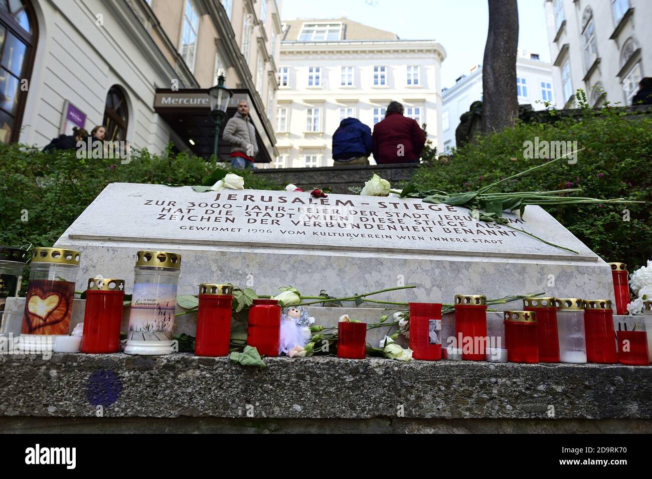 Vienna, Austria. 7 Nov 2020. La gente piange le vittime dell'attentato terroristico del 02 novembre 2020. L'immagine mostra fiori e candele. Foto Stock