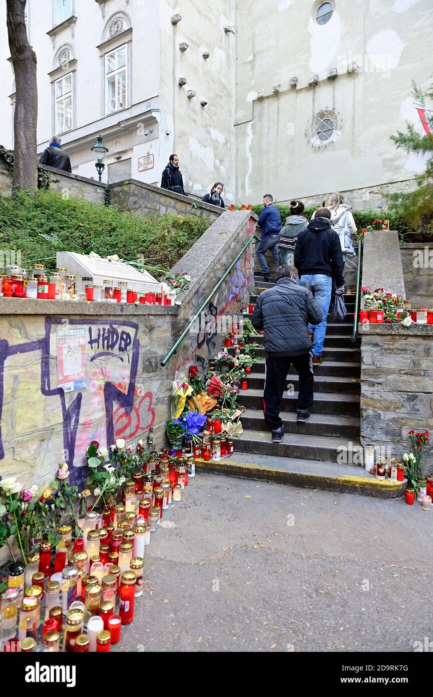 Vienna, Austria. 7 Nov 2020. La gente piange le vittime dell'attentato terroristico del 02 novembre 2020. L'immagine mostra fiori e candele. Foto Stock