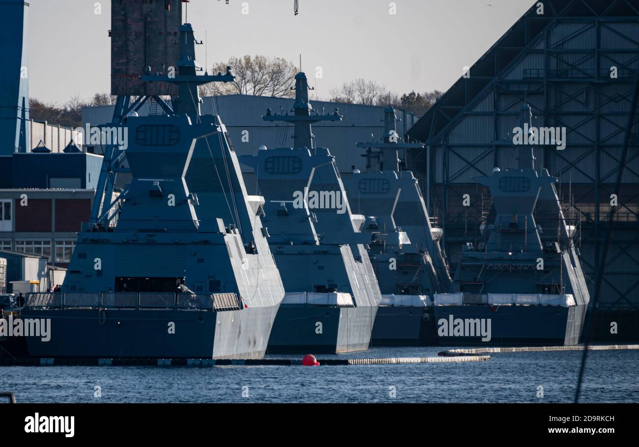 Kiel, Germania. 07 novembre 2020. Quattro corvette di classe Sa'ar 6 sono ancorate al cantiere navale tedesco Naval Yards. Israele ha ordinato un totale di quattro corvette con tecnologia furtiva di questo tipo da ThyssenKrupp Marine Systems (TKMS) nella capitale di Schleswig-Holstein. Credit: Axel Heimken/dpa/Alamy Live News Foto Stock