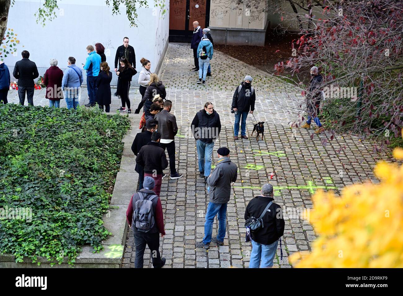 Vienna, Austria. 7 Nov 2020. La gente piange le vittime dell'attentato terroristico del 02 novembre 2020. L'immagine mostra il luogo in cui è stato girato il colpevole. Foto Stock