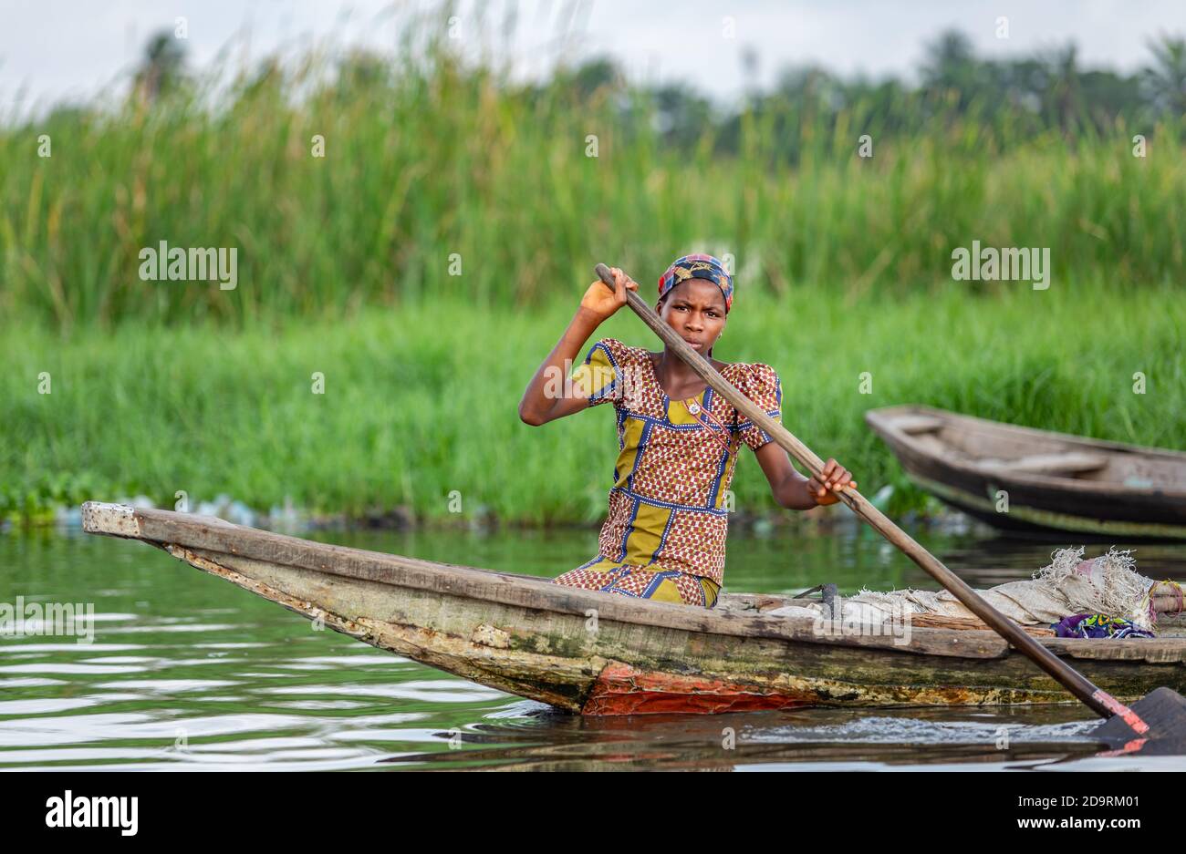 Giovane donna in barca a pale Foto Stock