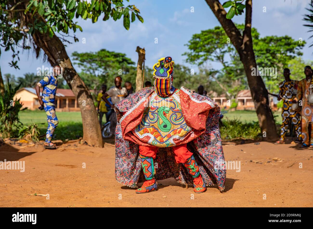 Danza Egoungoun in villaggio Foto Stock