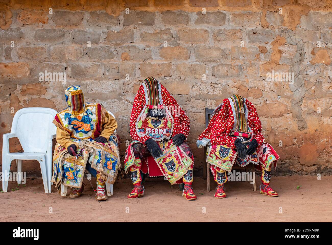 Egoungoun riposo dopo la danza nel villaggio di Benin Foto Stock