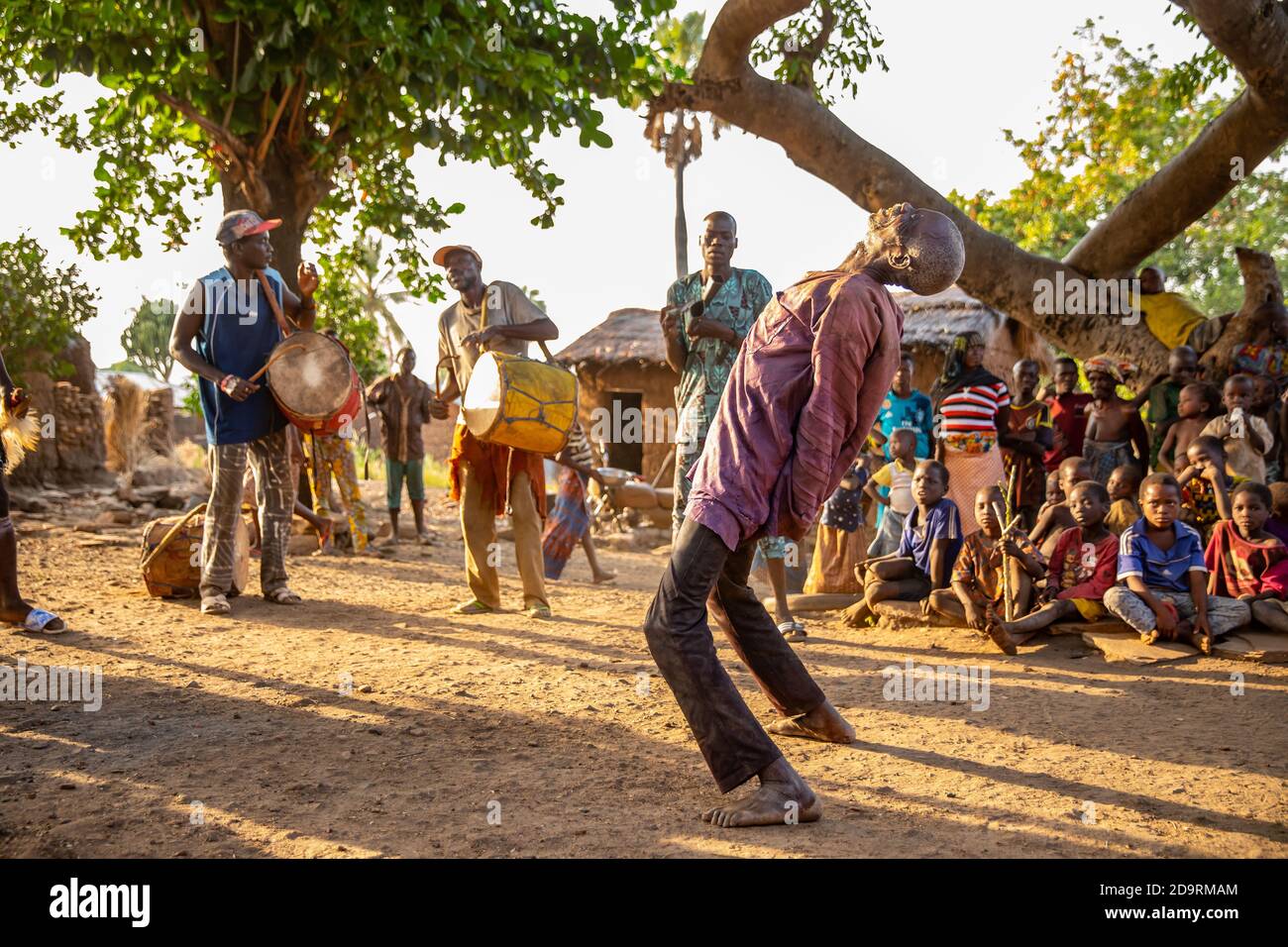 Taneka uomo danza tradizionale danza Foto Stock