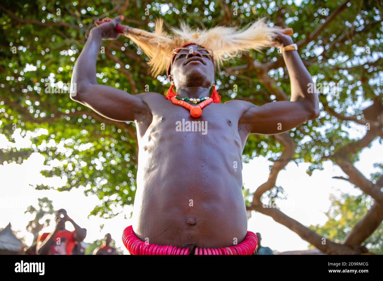 Taneka uomo danza tradizionale danza Foto Stock