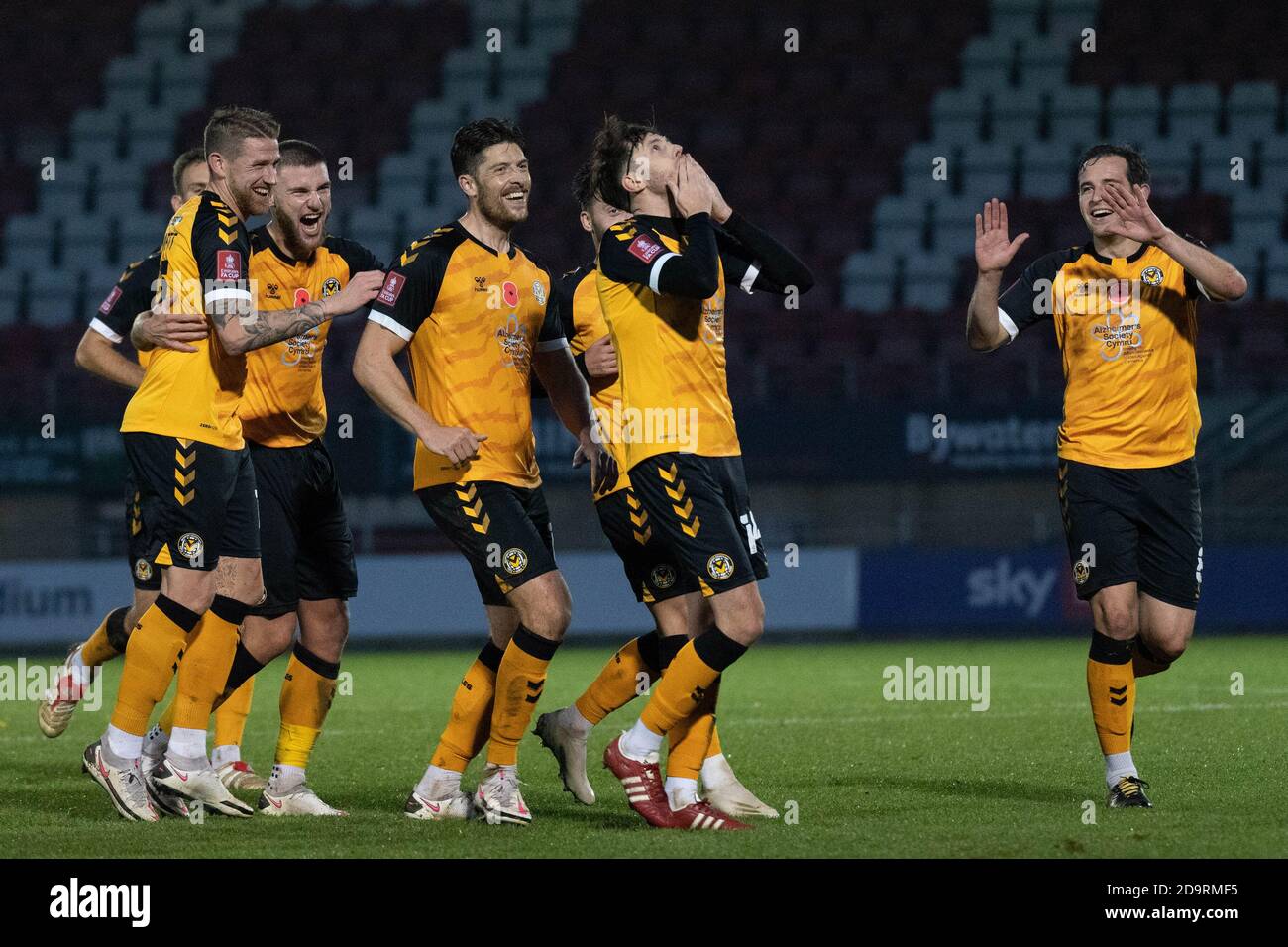 Londra, Regno Unito. 07 novembre 2020. Jamie Devitt della contea di Newport (c) celebra con i suoi compagni di squadra dopo che egli scoresis squadre 2 ° obiettivo. Emirates fa Cup, 1° round match, Leyton Orient contro Newport County al Breyer Group Stadium di Leyton, Londra sabato 7 novembre 2020. Questa immagine può essere utilizzata solo per scopi editoriali. Solo per uso editoriale, è richiesta una licenza per uso commerciale. Nessun uso in scommesse, giochi o un singolo club/campionato/giocatore publications.pic by Credit: Andrew Orchard sports photography/Alamy Live News Foto Stock