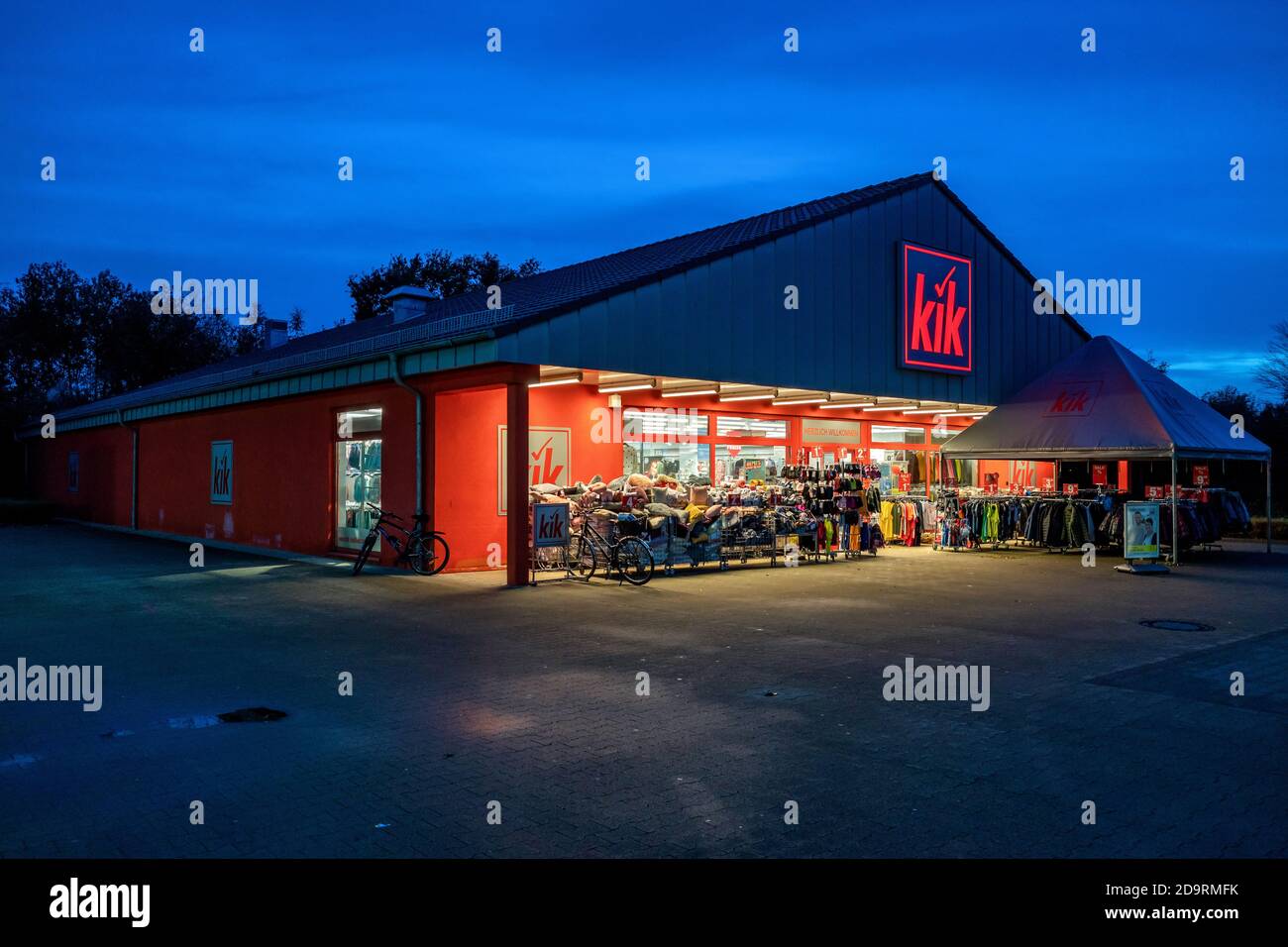 Filiale di Kik a Cuxhaven, Germania. Kik è la più grande catena di discount  tessili in Germania e gestisce circa 3,500 negozi in tutta Europa Foto  stock - Alamy