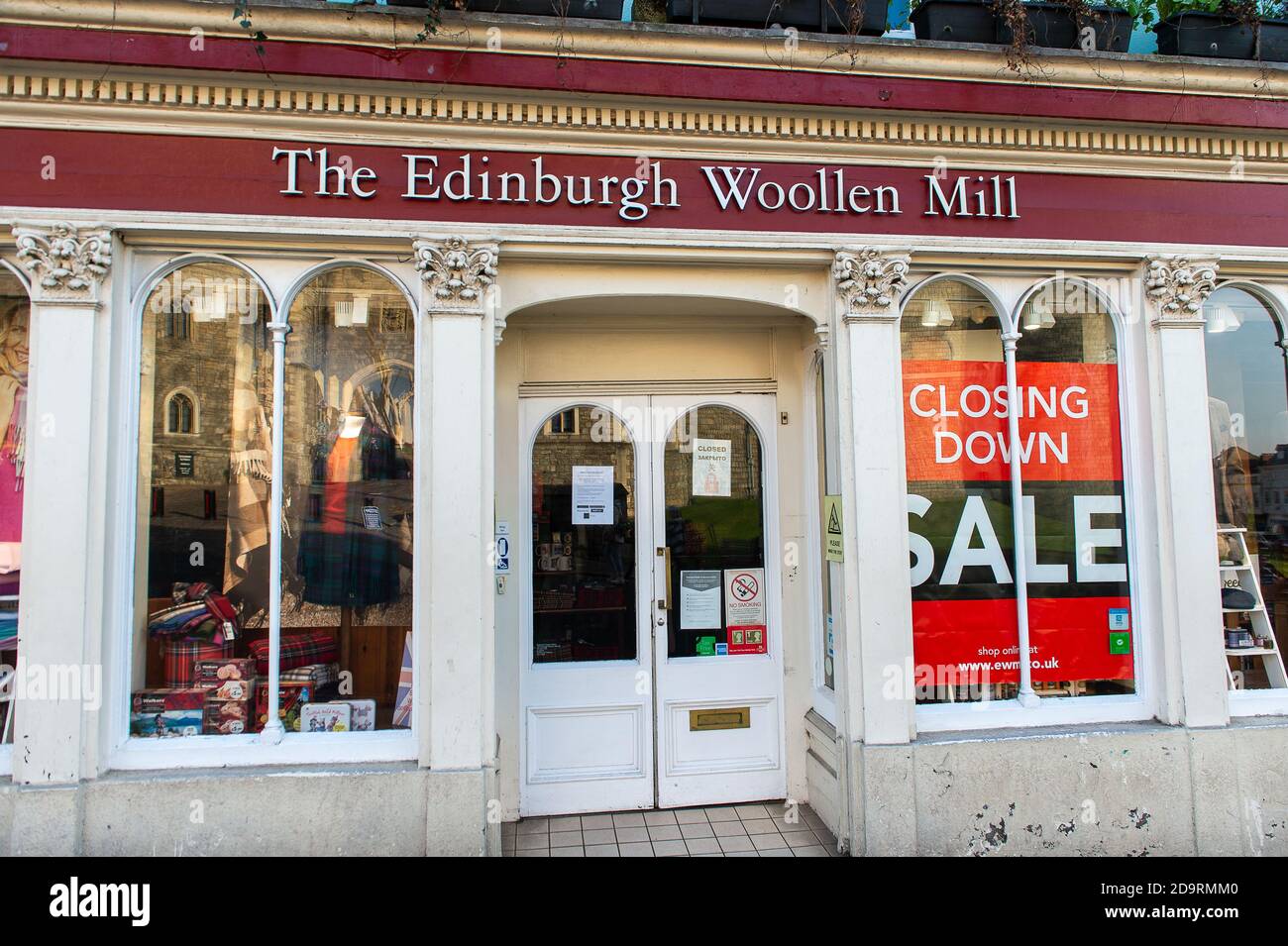 Windsor, Berkshire, Regno Unito. 7 Novembre 2020. Un cartello di chiusura presso il negozio di Weolen Mill di Edinburgh a Windsor. Edinburgh Woolen Mill e Ponden Home sono stati posti in amministrazione, il che significa ulteriori perdite di posti di lavoro per l'industria al dettaglio in difficoltà. Pochissimi turisti vengono a Windsor a causa del Covid-19 Pandemic. Credit: Maureen McLean/Alamy Live News Foto Stock