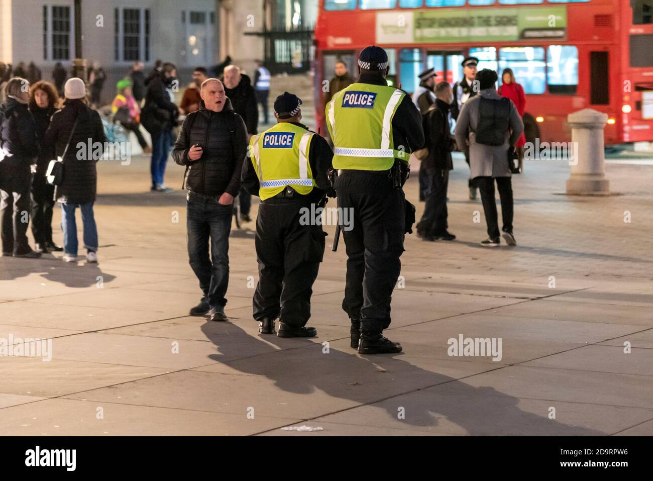 Ufficiali di polizia in Trafalgar Square chiedendo alle persone di tornare a casa il primo giorno del secondo blocco nazionale COVID-19 Coronavirus. Rischio di raccolta Foto Stock