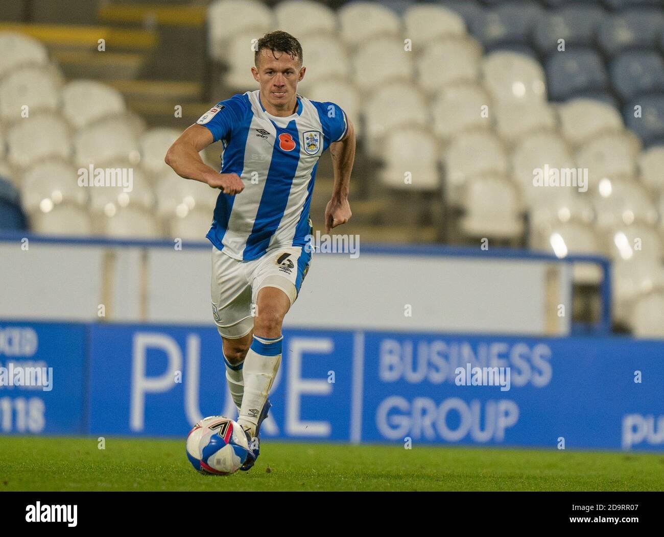 Huddersfield, Yorkshire, Regno Unito. 7 novembre 2020 il John Smiths Stadium, Huddersfield, Yorkshire, Inghilterra; campionato di calcio inglese della lega di calcio, città di Huddersfield contro città di Luton; Jonathan Hogg di città di Huddersfield sulla palla Foto Stock