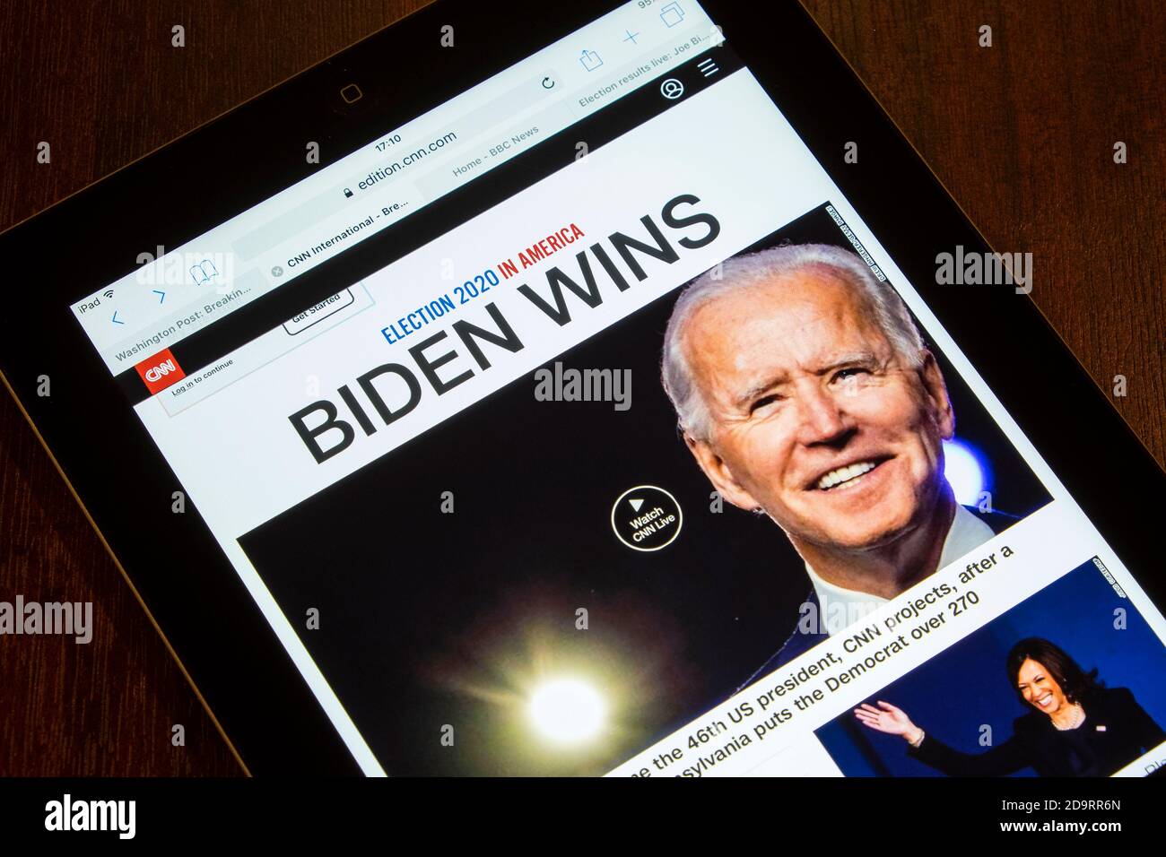 Chippenham, Wiltshire, Regno Unito. 7 Novembre 2020. Un articolo sul sito web della CNN che dichiara che Joe Biden ha vinto le elezioni presidenziali degli Stati Uniti del 2020 è raffigurato in vista su un iPad a Chippenham, Wiltshire. Credit: Lynchpics/Alamy Live News Foto Stock