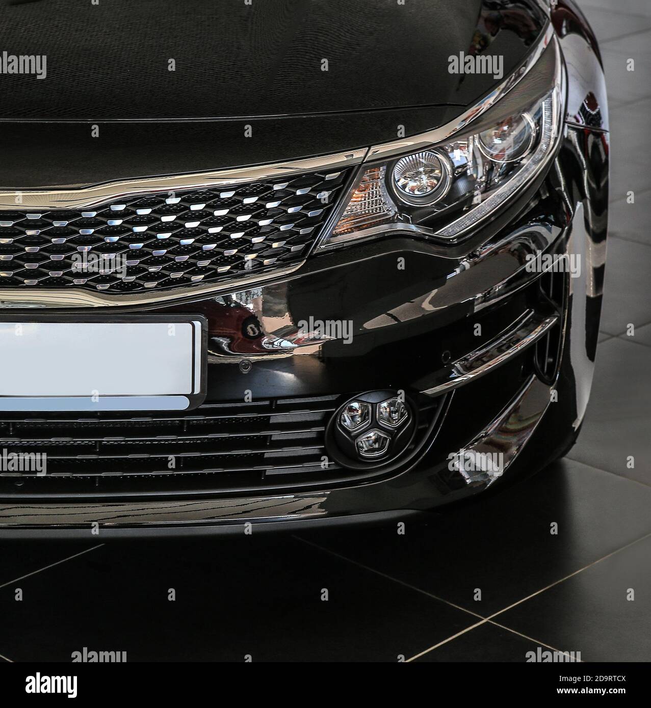 Faro della prestigiosa e moderna auto closeup Foto Stock