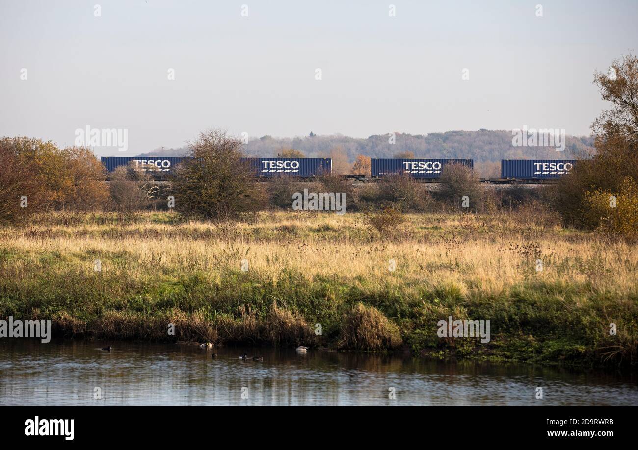 Tesco Express... un buon treno viaggia attraverso lo Staffordshire vicino alla linea ferroviaria HS2, trasportando i contenitori del supermercato Tesco per la distribuzione Foto Stock