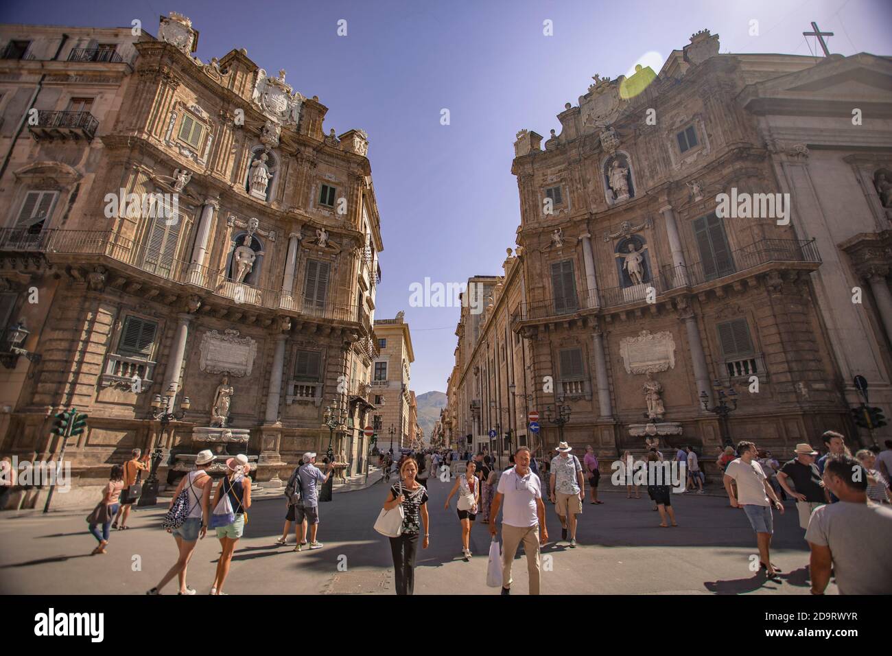 I quattro Canti, o piazza Villena, o Ottagono del Sole, o Teatro del Sole, è il nome di una piazza ottagonale all'intersezione dei due principali r Foto Stock