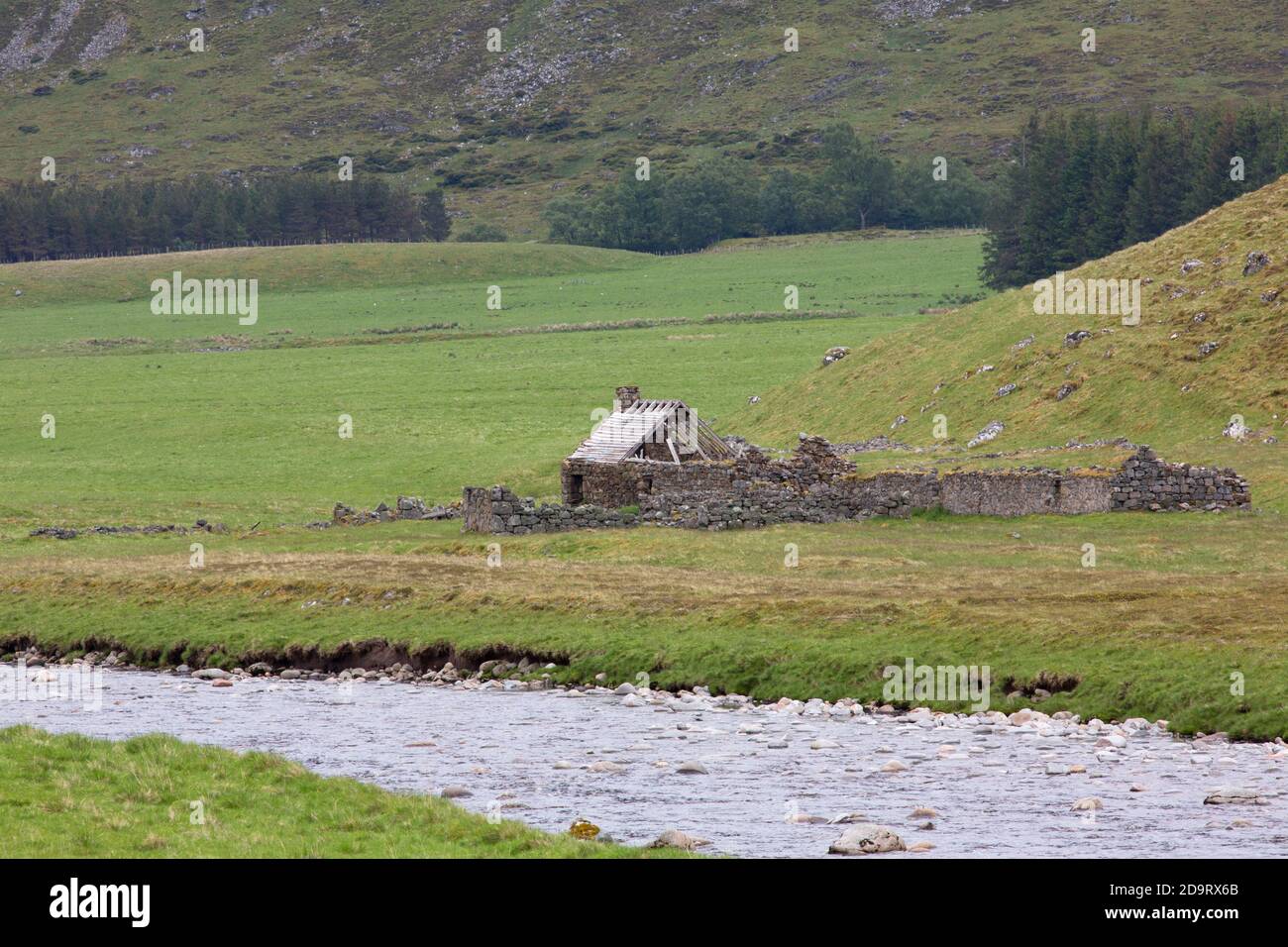 Fienile di pietra di derelict accanto al fiume Findhorn, la valle di Findhorn, le Highlands, Scozia, Regno Unito. Foto Stock