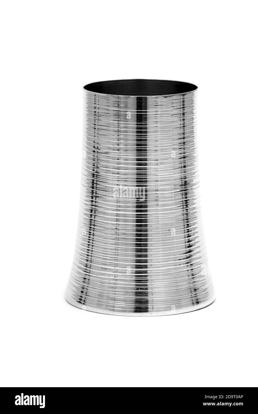 pezzi in argento e stagno su sfondo bianco Foto Stock