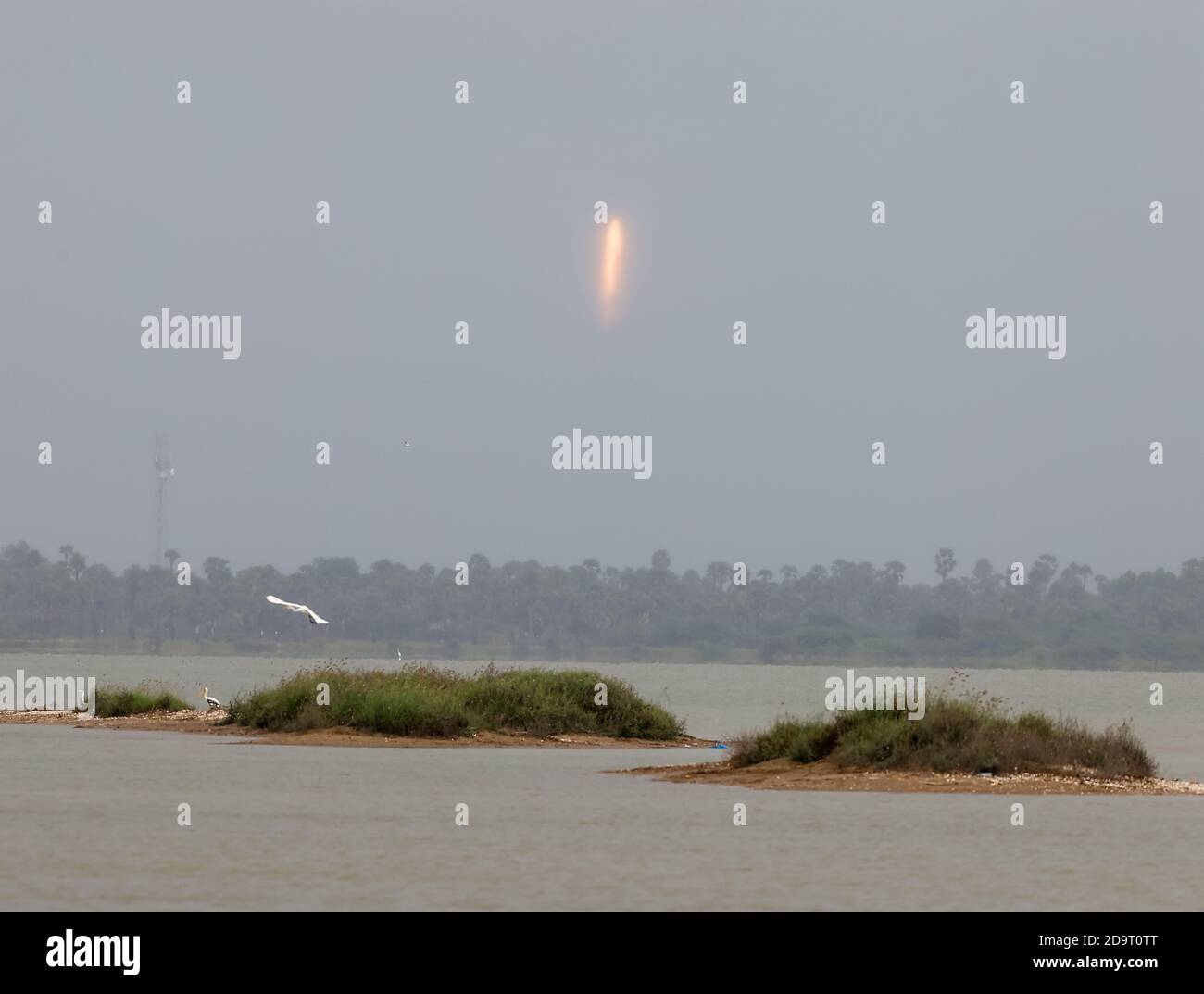 Sriharikota, Andhrapradesh, 7 nov 2020 :- PSLV -C49/EOS-01 razzo che trasporta 10 satelliti inclusi i satelliti di imaging radar dell'India e 9 altri sastelliti stranieri lanciati da SDSC, alle 3.12 pm -in AP il sabato : Foto: Seshadri SUKUMAR Foto Stock