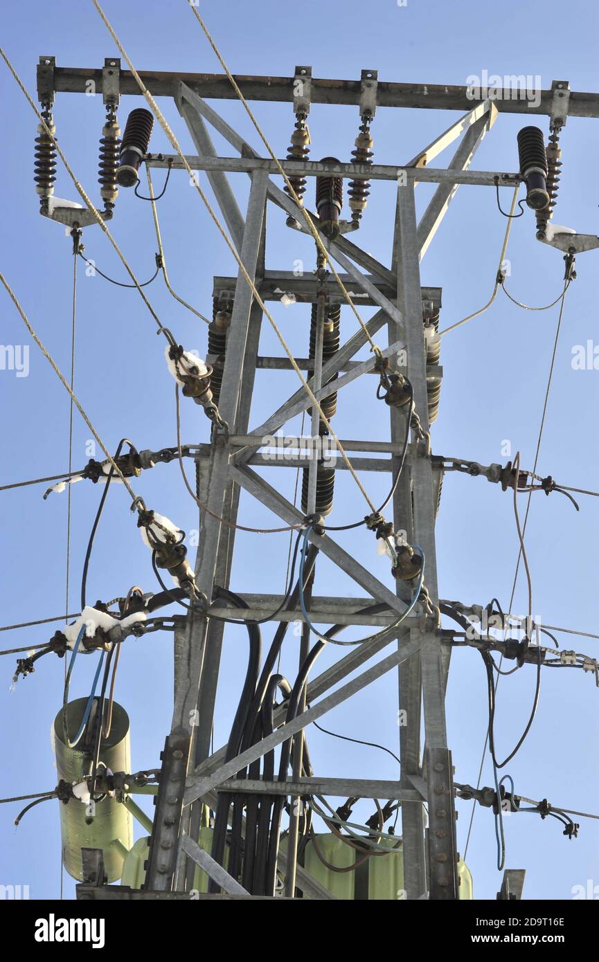 Un trasformatore elettrico con cielo blu chiaro sullo sfondo Foto Stock