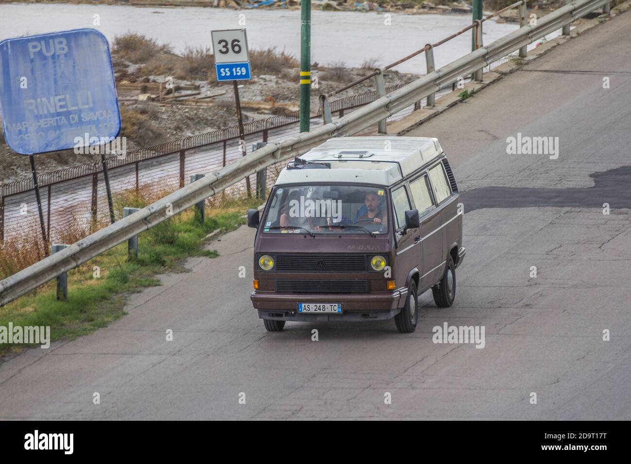 Guidare un furgone sulla strada Foto Stock