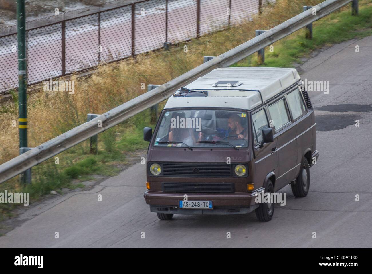 Guidare un furgone sulla strada Foto Stock