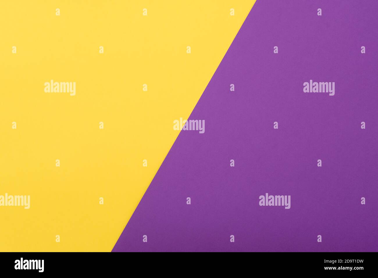 Modello cartaceo con spazio per testo, idee. Carta colorata gialla e viola, piatta Foto Stock