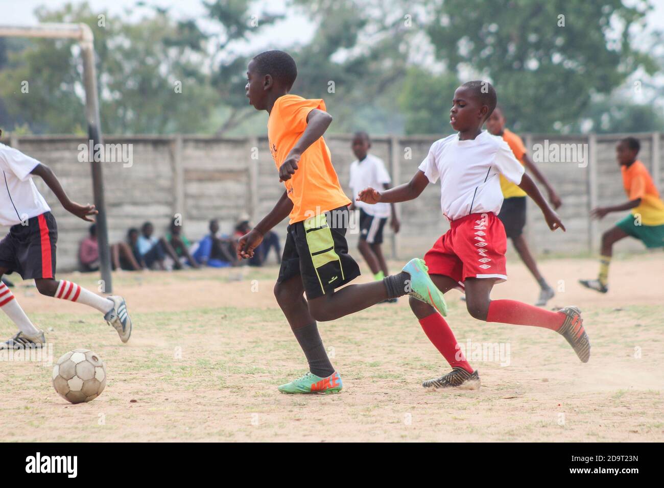 Junior Academy giocatori in un torneo di calcio u12 a Chitungwiza, Zimbabwe. Il paese si prepara per l'apertura del resto dei voti a scuola. I bambini sono stati a casa da marzo, quando è stato annunciato il blocco a causa della covid 19. Zimbabwe. Foto Stock