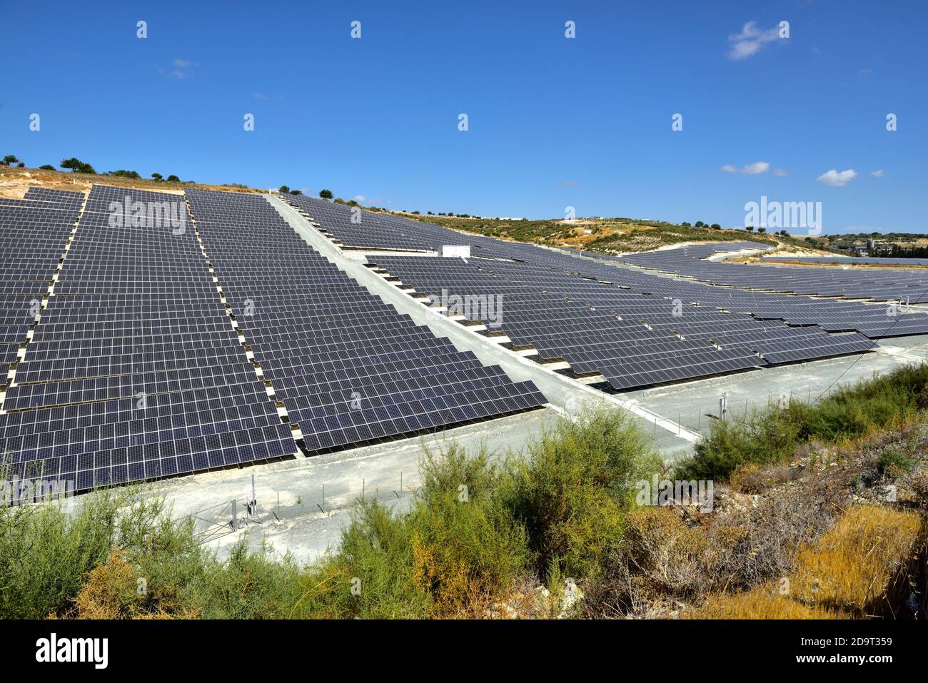 Grande pannello solare che genera elettricità per la rete, Pissouri Solar Park in grado di generare 1.5 MW, Cipro Foto Stock
