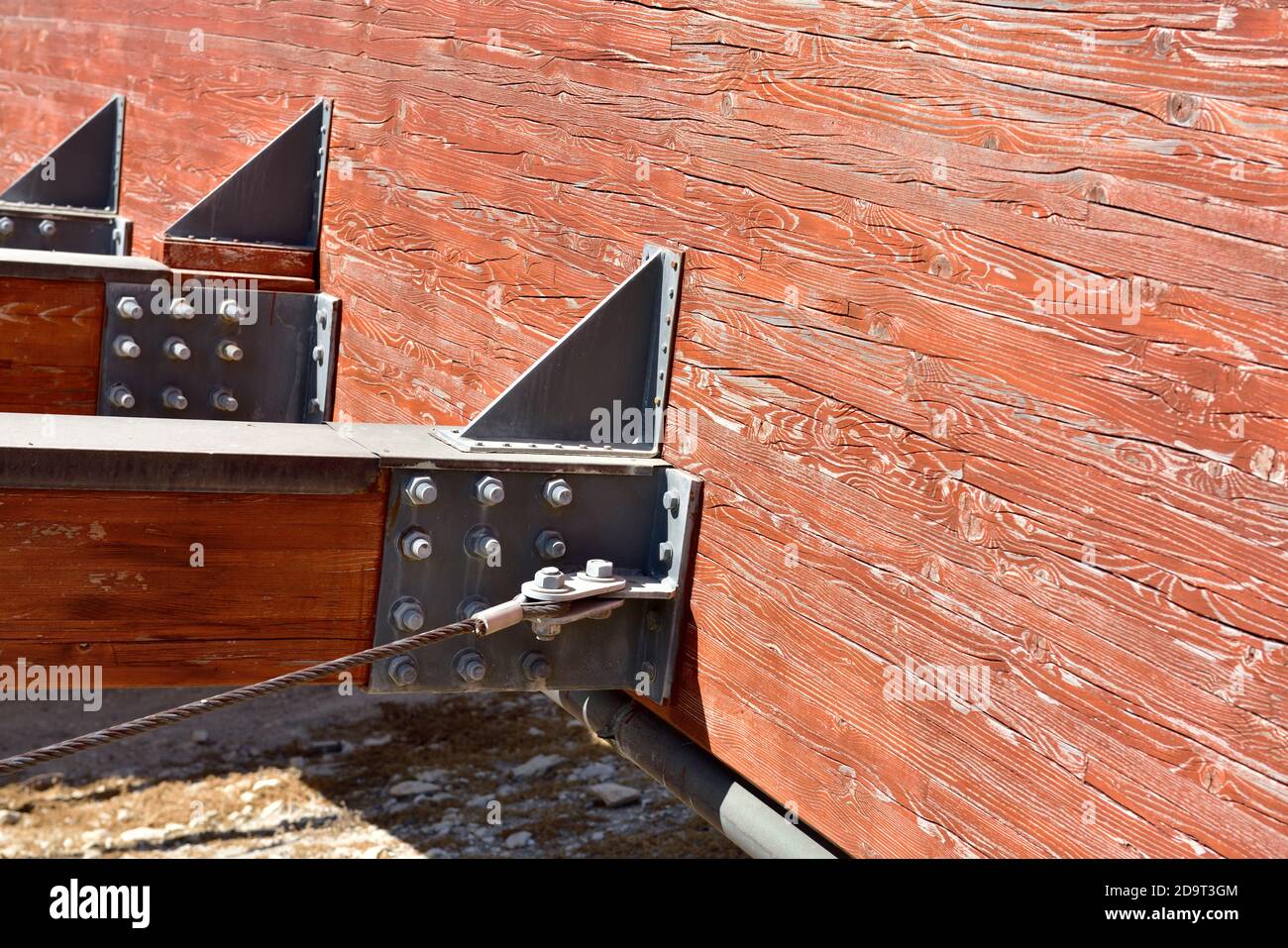 Travi in legno stratificato pesante con giunti in metallo imbullonato nel sito di copertura del tetto della "Casa di Eustolios", sito archeologico di Kourion, Cipro Foto Stock