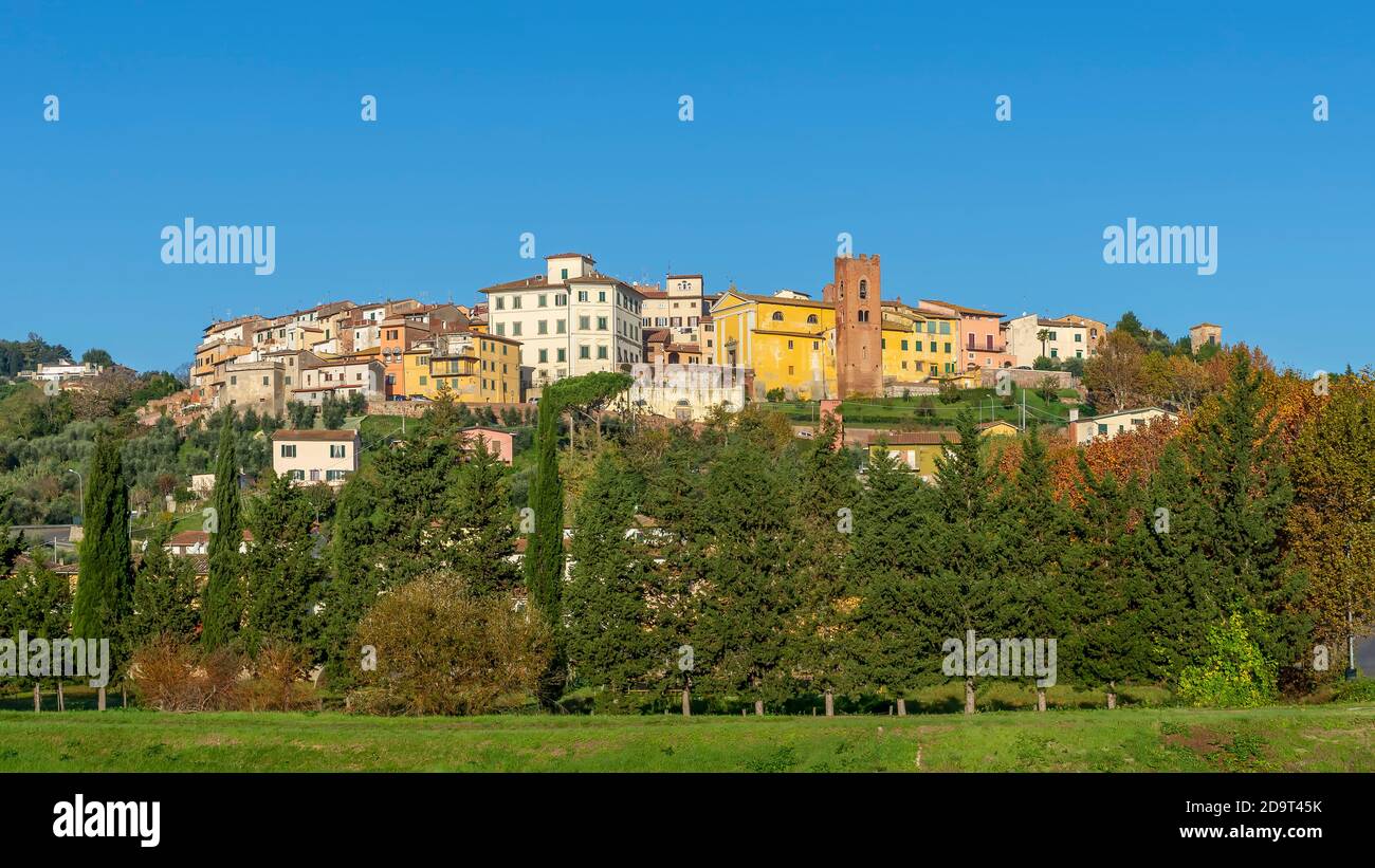 Bella vista panoramica sul borgo collinare di Santa Maria a Monte, Pisa, Italia, nella stagione autunnale Foto Stock
