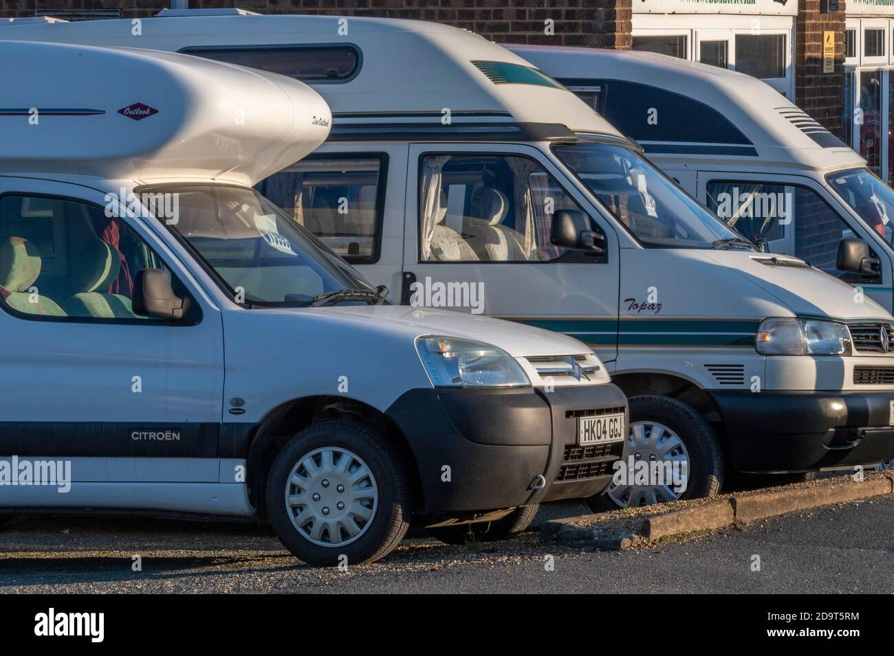 una fila di furgoni camper di seconda mano in vendita in un lotto di auto  usate per le vacanze e per la partenza su una staycation Foto stock - Alamy