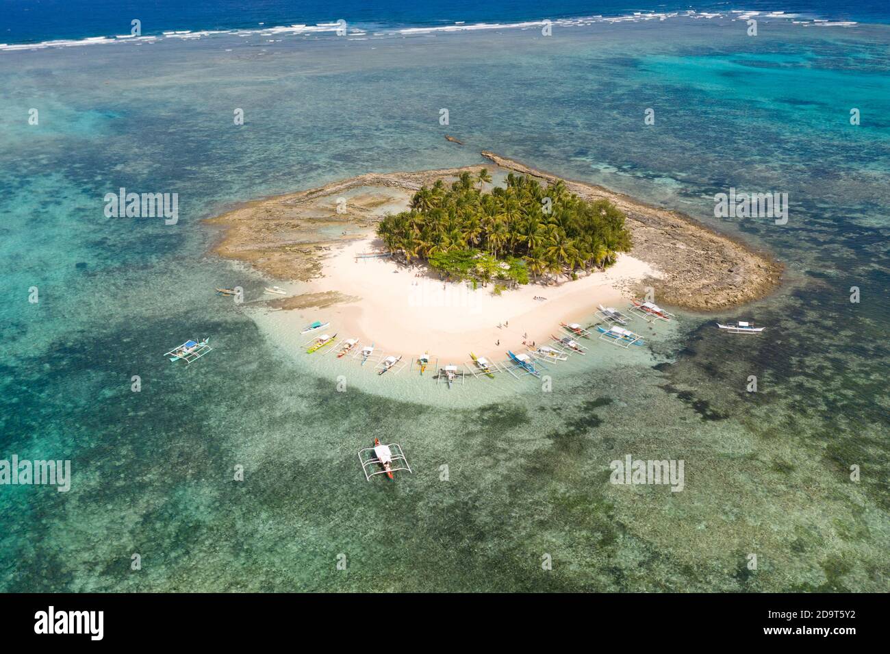 I turisti potrete rilassarvi su una piccola isola tropicale. Guyam isola, Siargao, Filippine. Seascape con una bellissima isola. Foto Stock