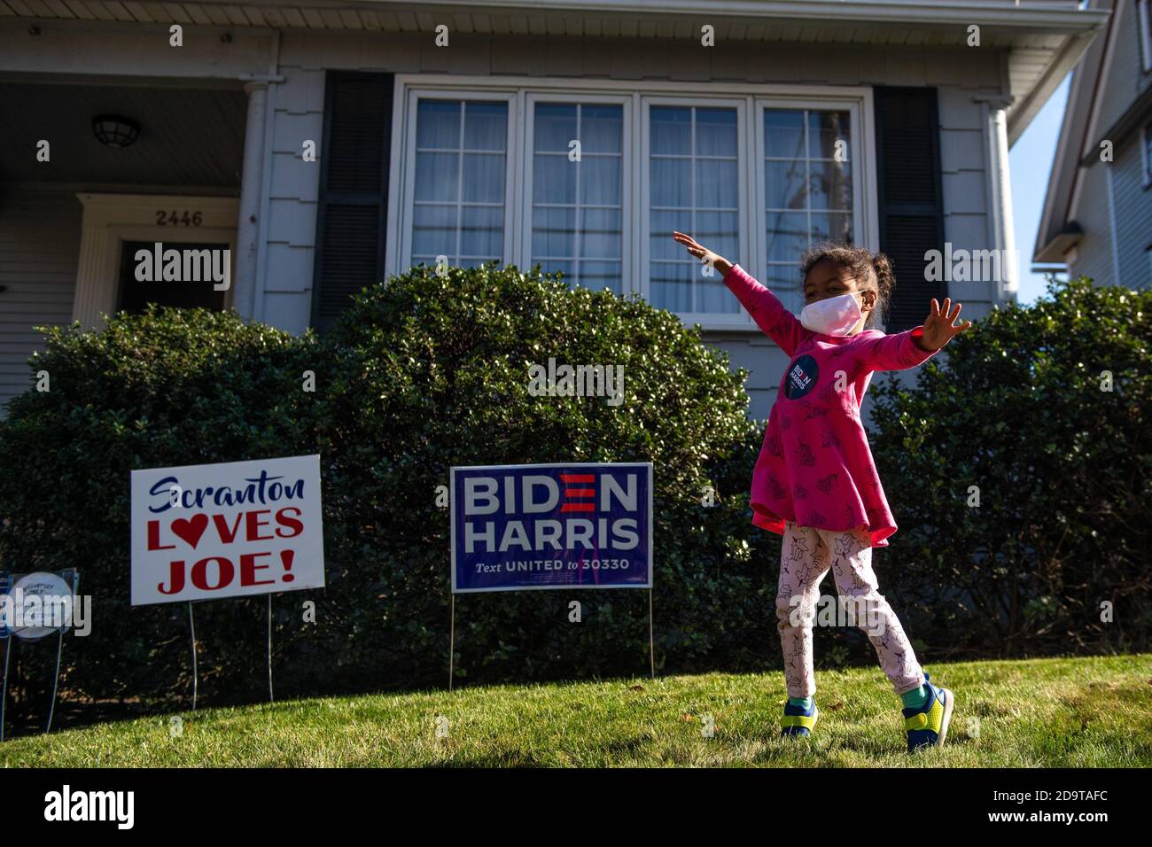 Scranton, Stati Uniti. 07 novembre 2020. SCRANTON, PA- 7 NOVEMBRE: Jacquelyn Viola, 3 anni di Scranton, danza fuori dalla casa d'infanzia del presidente eletto Joseph Biden, dopo la sconfitta delle elezioni presidenziali di Donald Trump il 7 novembre 2020 a Scranton, Pennsylvania: Foto: Chris Tuite/ImageSPACE Credit: Imagespace/Alamy Live News Foto Stock