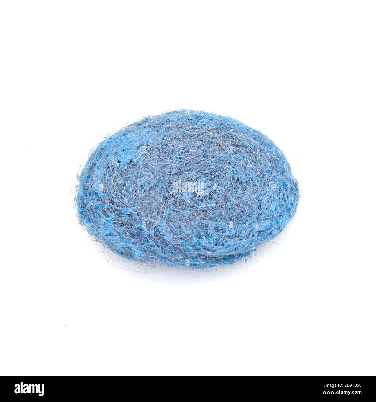 Tampone di pulizia in lana d'acciaio blu su bianco. Foto Stock