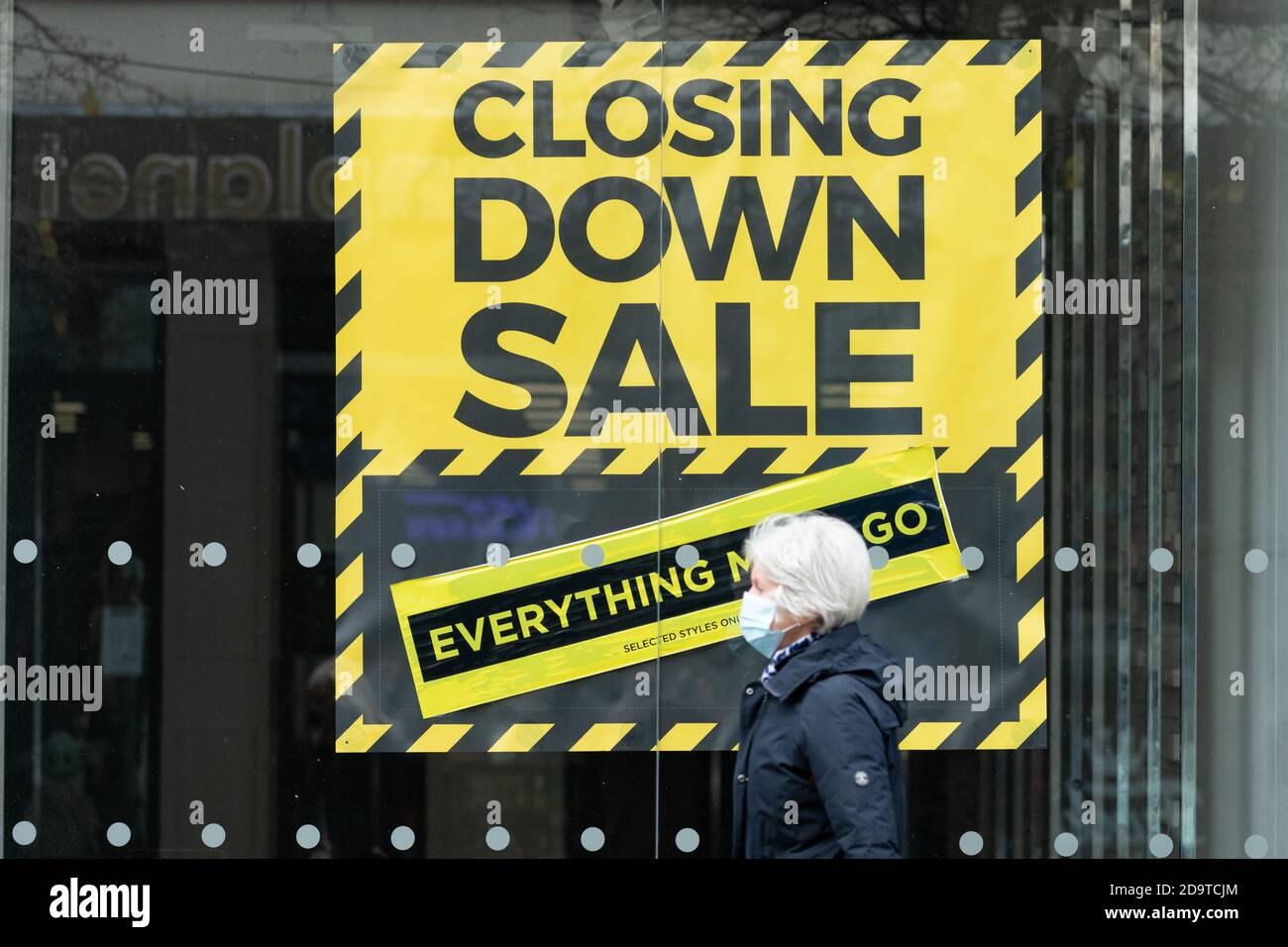 Chiusura del cartello di vendita sulle finestre del negozio chiuso, Glasgow, Scozia, Regno Unito (negozio Bonmarche chiuso all'inizio del 2020) Foto Stock
