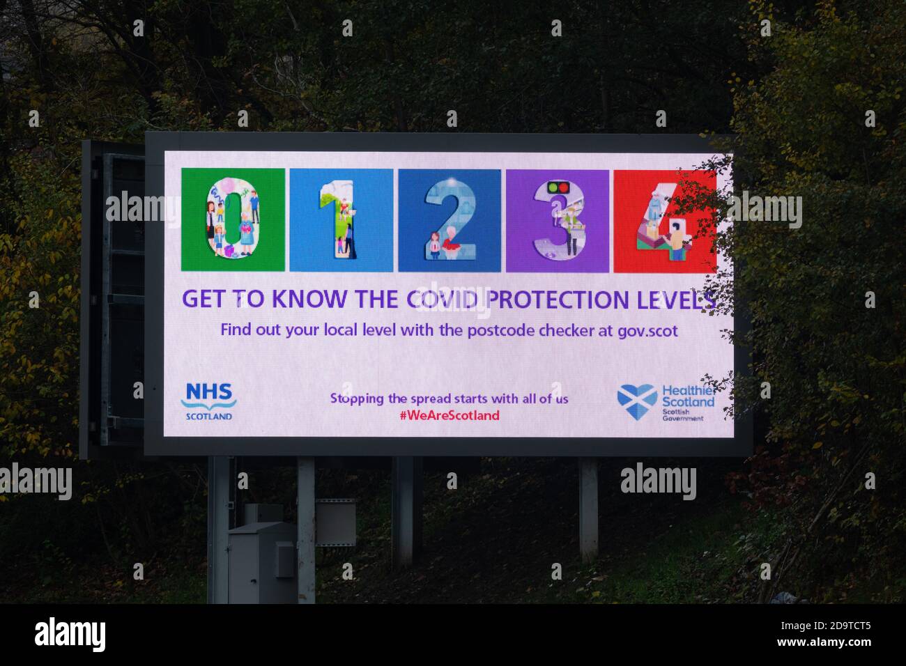 Il sistema dei livelli di blocco a 5 livelli della Scozia, entrato in vigore il 2 novembre 2020 - cartello illuminato - Glasgow, Scozia, Regno Unito Foto Stock