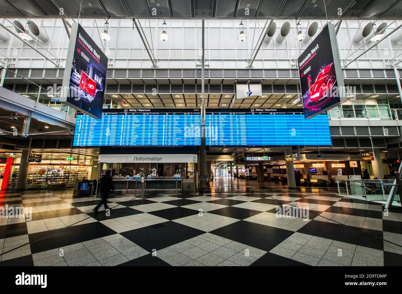 Freising, Baviera, Germania. 7 Nov 2020. Un aeroporto internazionale di Monaco praticamente vuoto, dove poche persone devono essere viste come conseguenza delle crescenti restrizioni di viaggio dovute alla crisi di Coronavirus. Credit: Sachelle Babbar/ZUMA Wire/Alamy Live News Foto Stock