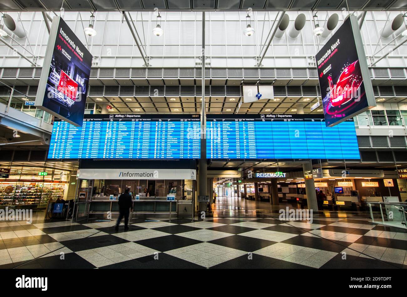 Freising, Baviera, Germania. 7 Nov 2020. Un aeroporto internazionale di Monaco praticamente vuoto, dove poche persone devono essere viste come conseguenza delle crescenti restrizioni di viaggio dovute alla crisi di Coronavirus. Credit: Sachelle Babbar/ZUMA Wire/Alamy Live News Foto Stock