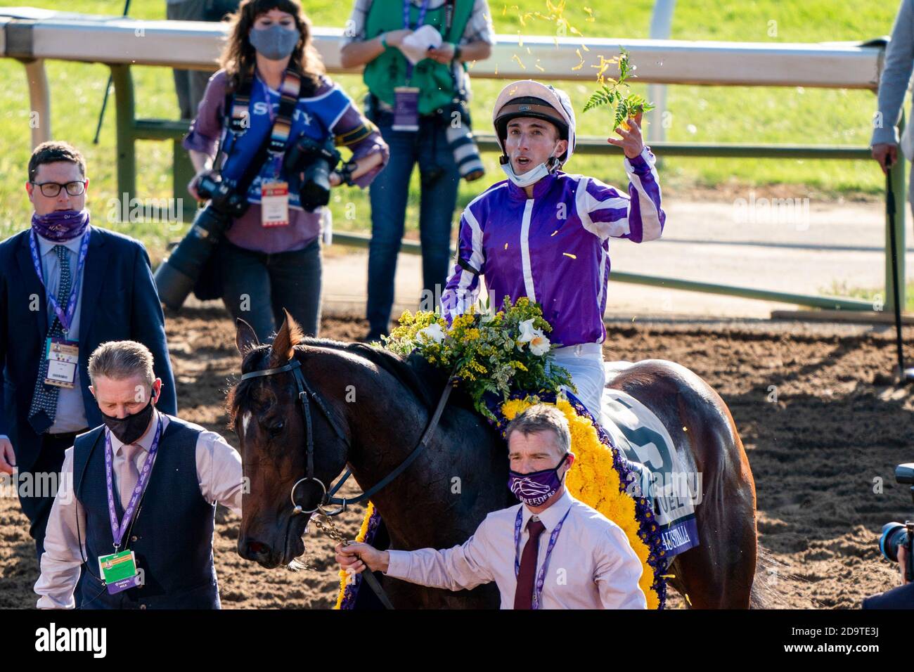 Lexington, Kentucky, Stati Uniti. 7 Nov 2020. 7 novembre 2020 : Order of Australia, guidato da Pierre-Charles Boudot, vince il FanDuel Mile presentato dal PDJF il sabato del Campionato Breeders' Cup al Keeneland Race Course di Lexington, Kentucky, il 7 novembre 2020. Scott Serio/Eclipse Sportswire/Breeders' Cup/CSM/Alamy Live News Foto Stock