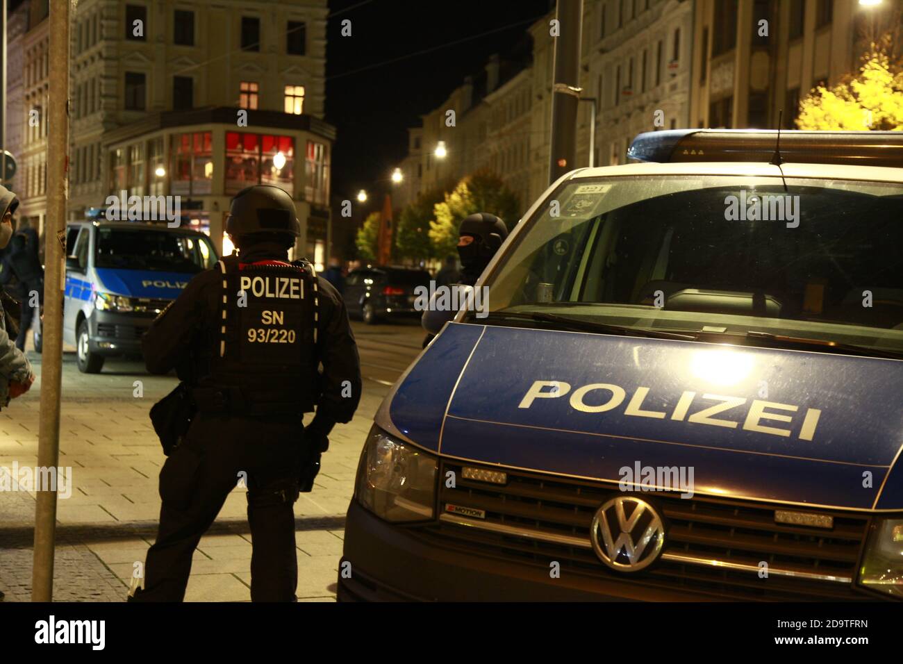 Symbolbild Thema Polizei, Polizeieinsatz, Einsatzfahrzeug, Polizist vor dem Fahrzeug , Blaulicht , Polizeiabperrung , deutsche, deutschland, Uniform Foto Stock