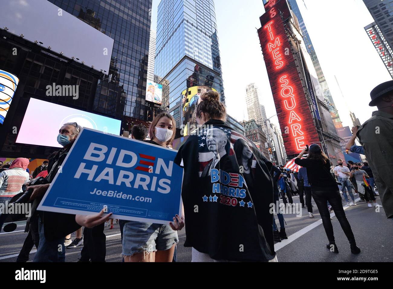 New York City, Stati Uniti. 07 novembre 2020. Una giovane donna tiene i segni di Biden/Harris e il suo amico indossa una t-shirt Biden/Harris mentre celebrano in Times Square dopo che i media dichiarano Joe Biden come il vincitore delle elezioni presidenziali degli Stati Uniti 2020, New York, NY, 7 novembre 2020. Il democratico Joe Biden ha sconfitto il presidente Donald Trump diventando il 46° presidente degli Stati Uniti dopo che Biden ha vinto la Pennsylvania con 20 voti elettorali". (Anthony Behar/Sipa USA) Credit: Sipa USA/Alamy Live News Foto Stock