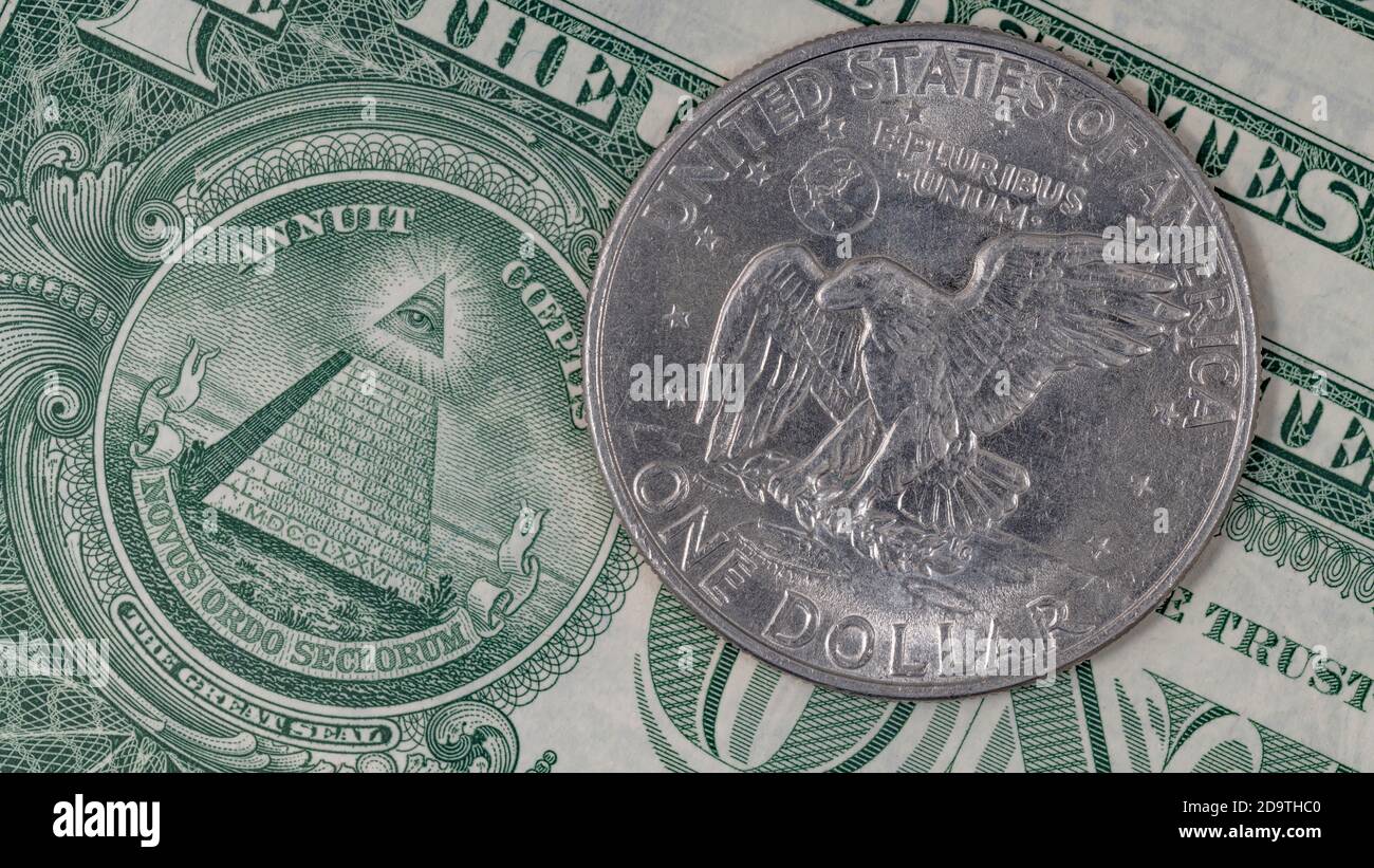 Monete del dollaro d'argento di Eisenhower degli Stati Uniti sulle fatture  / greenbacks del dollaro di 1 dollaro di USD. Per la valuta americana, il  denaro americano, l'economia statunitense, il valore del