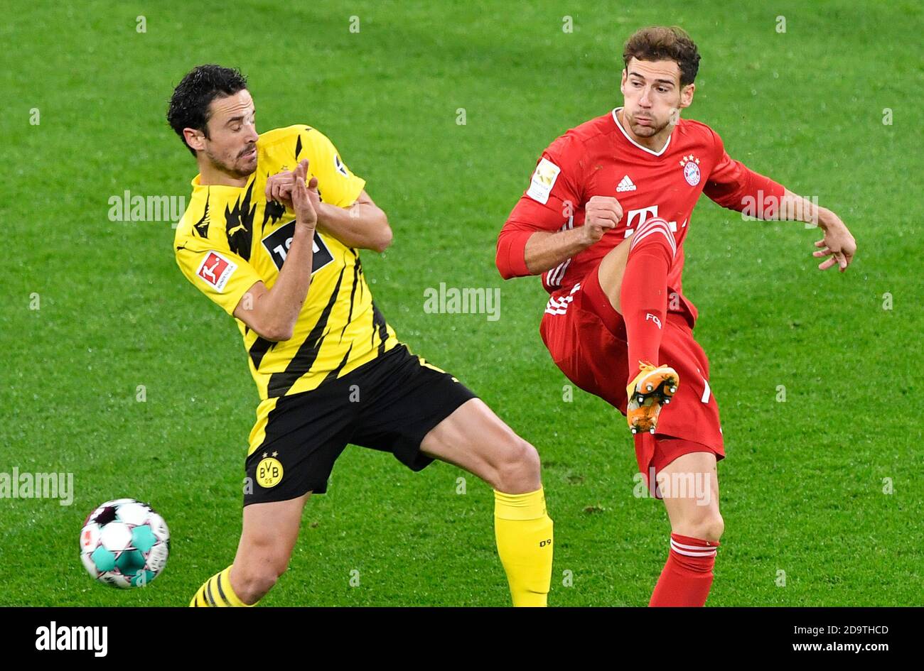 Dortmund, Germania. 07 novembre 2020. Thomas DELANEY, BVB 6 competere per la palla, affrontare, duello, header, zweikampf, azione, lotta contro Leon GORETZKA, FCB 18 alla partita BORUSSIA DORTMUND - FC BAYERN MUENCHEN nella Bundesliga 1.German, Stagione 2020/2021, giorno 7, Dortmund, Germania, 7 novembre 2020. © Peter Schatz / Alamy Live News / E.Kremser/SVEN SIMON/Pool importante: LE NORMATIVE DFL VIETANO QUALSIASI USO DI FOTOGRAFIE come SEQUENZE DI IMMAGINI e/o QUASI-VIDEO - Agenzie-Notizie nazionali e internazionali FUORI uso editoriale SOLO credito: Peter Schatz/Alamy Live News Foto Stock