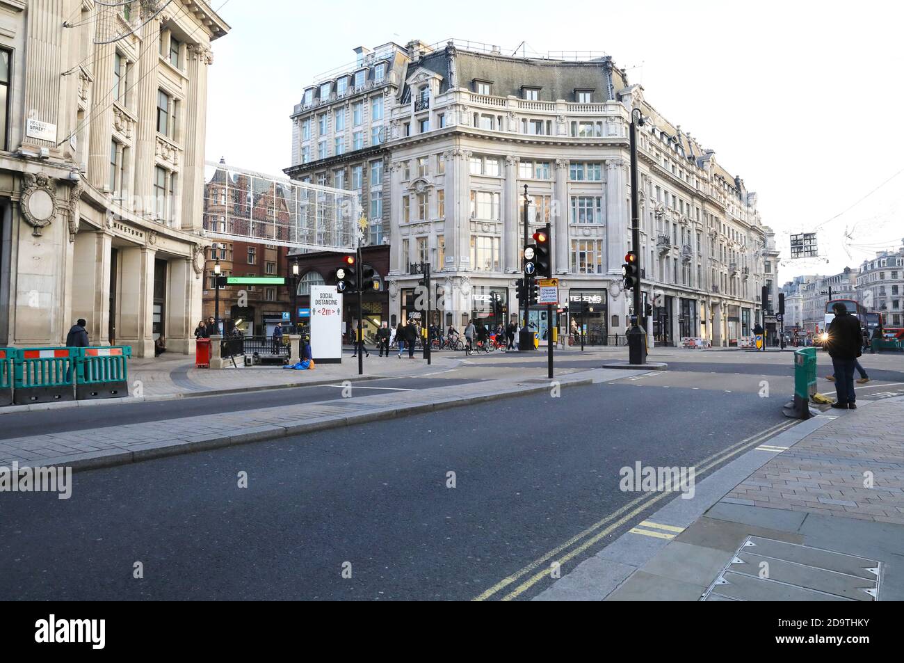 Oxford Street a Londra con decorazioni natalizie ma negozi chiusi nel secondo blocco nazionale per il coronavirus, nel novembre 2020, Regno Unito Foto Stock