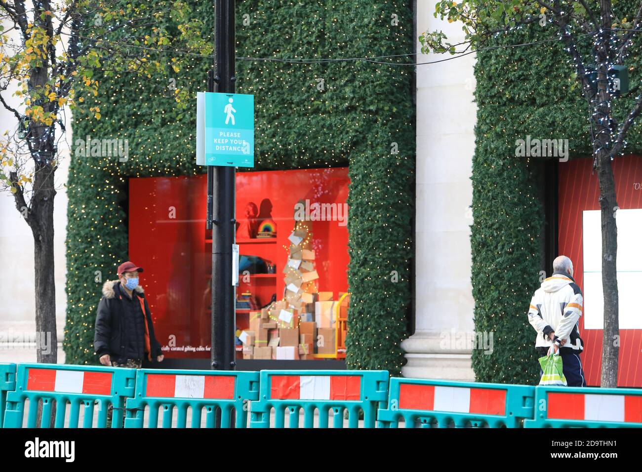 Oxford Street a Londra con decorazioni natalizie ma negozi chiusi nel secondo blocco nazionale per il coronavirus, nel novembre 2020, Regno Unito Foto Stock