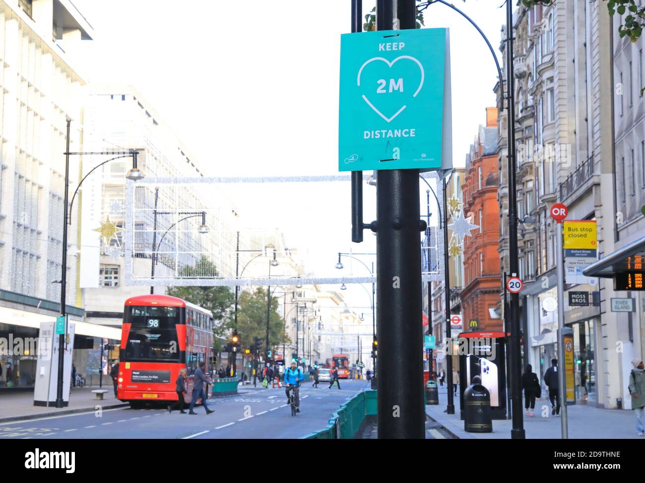 Oxford Street a Londra con decorazioni natalizie ma negozi chiusi nel secondo blocco nazionale per il coronavirus, nel novembre 2020, Regno Unito Foto Stock